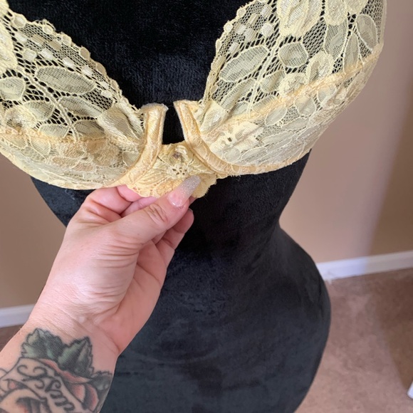 Victoria's Secret Lace Underwire Bra in Cream - Picture 3 of 7